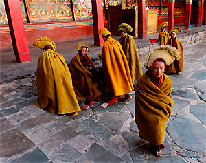 Jonge monniken in ceremonieel kostuum (Tashilunpo, Shigatse)